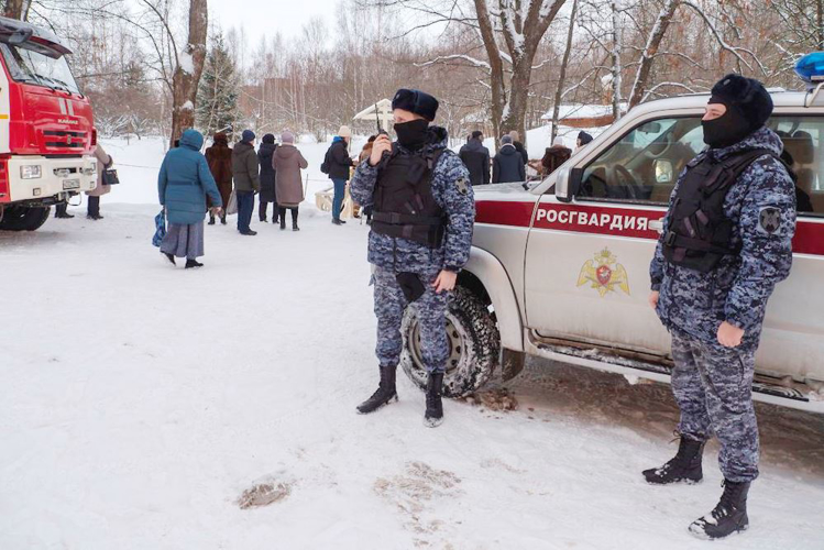 Сотрудники и военнослужащие ГУ Росгвардии обеспечили правопорядок в праздник Крещения в Санкт-Петербурге и Ленобласти