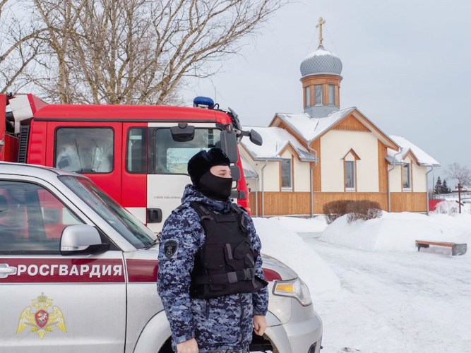Сотрудники и военнослужащие ГУ Росгвардии обеспечили правопорядок в праздник Крещения в Санкт-Петербурге и Ленобласти
