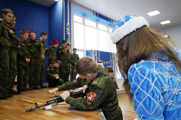 Сотрудники ОМОН «Бастион» поздравили с Новым годом воспитанников подшефной кадетской школы в Павловске