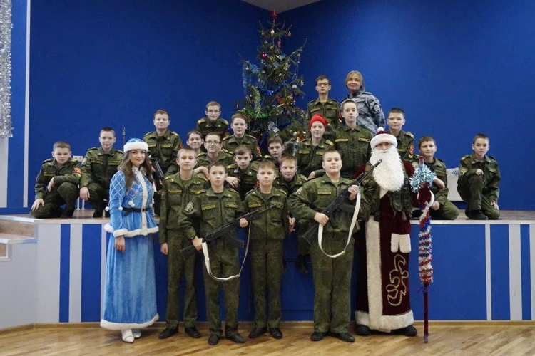 Сотрудники ОМОН «Бастион» поздравили с Новым годом воспитанников подшефной кадетской школы в Павловске