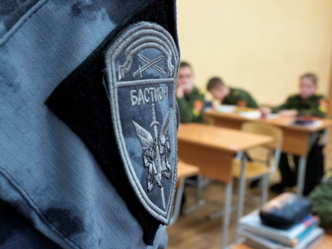 Сотрудники ОМОН "Бастион" провели патриотический урок для учеников подшефной кадетской школы в Павловске