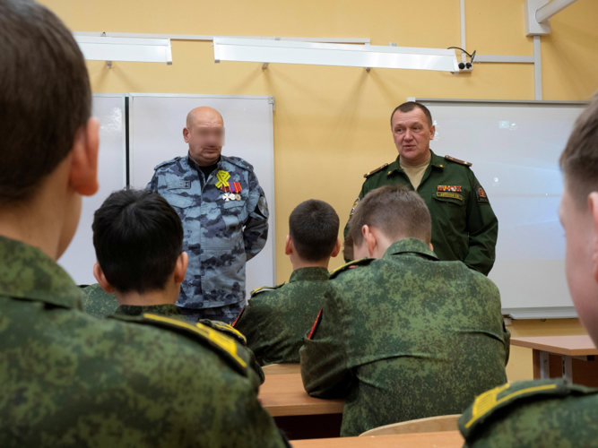 Сотрудники ОМОН "Бастион" провели патриотический урок для учеников подшефной кадетской школы в Павловске