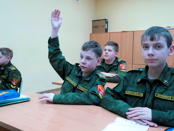 Сотрудники ОМОН "Бастион" провели патриотический урок для учеников подшефной кадетской школы в Павловске
