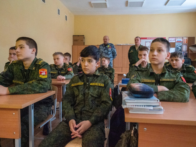 Сотрудники ОМОН "Бастион" провели патриотический урок для учеников подшефной кадетской школы в Павловске