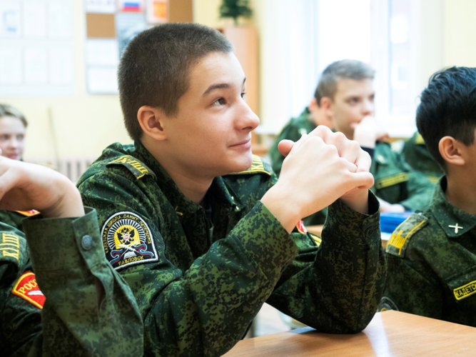 Сотрудники ОМОН "Бастион" провели патриотический урок для учеников подшефной кадетской школы в Павловске