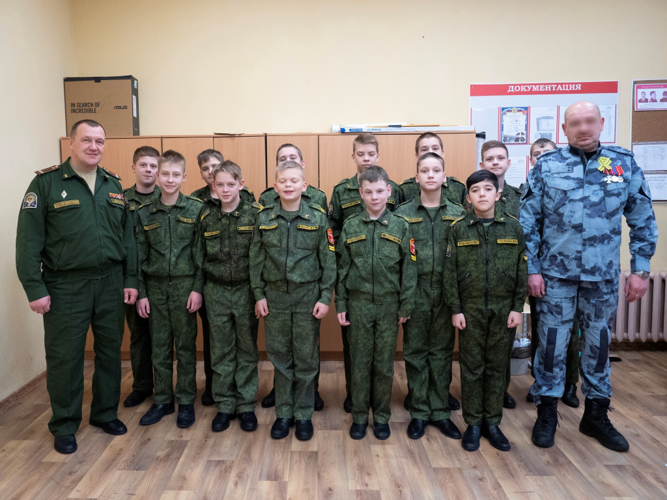 Сотрудники ОМОН "Бастион" провели патриотический урок для учеников подшефной кадетской школы в Павловске