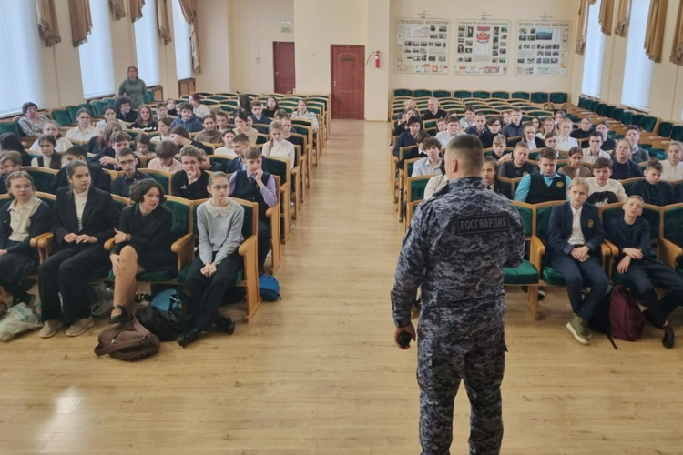 В Петербурге и Ленобласти сотрудники Росгвардии провели встречи с учащимися, посвященные Дню полного освобождения Ленинграда от фашистской блокады