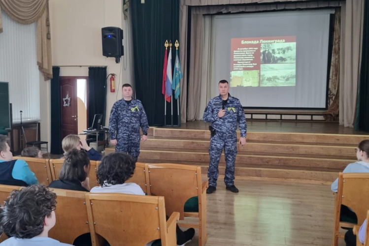 В Петербурге и Ленобласти сотрудники Росгвардии провели встречи с учащимися, посвященные Дню полного освобождения Ленинграда от фашистской блокады