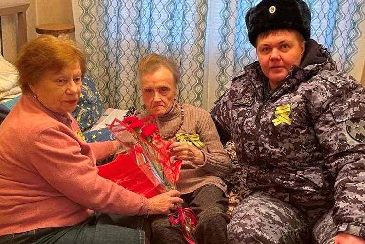 В Санкт-Петербурге сотрудники Росгвардии поздравили ветеранов вневедомственной охраны с 80-летием полного освобождения Ленинграда от фашистской блокады
