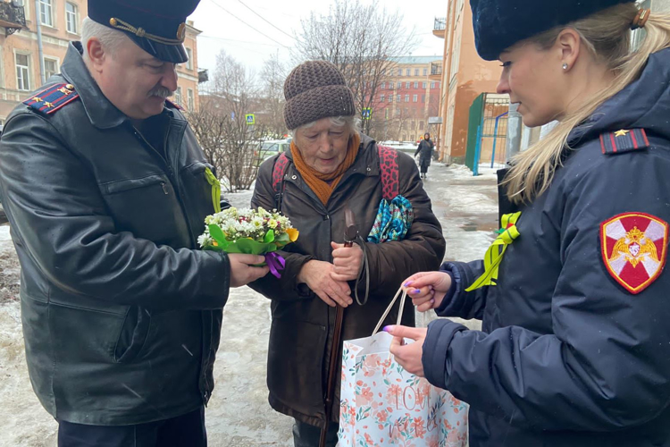 В Санкт-Петербурге сотрудники Росгвардии поздравили ветеранов вневедомственной охраны с 80-летием полного освобождения Ленинграда от фашистской блокады