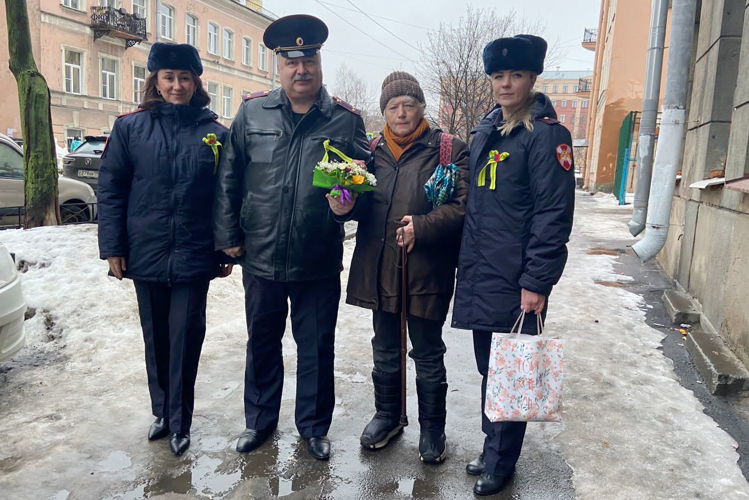 В Санкт-Петербурге сотрудники Росгвардии поздравили ветеранов вневедомственной охраны с 80-летием полного освобождения Ленинграда от фашистской блокады