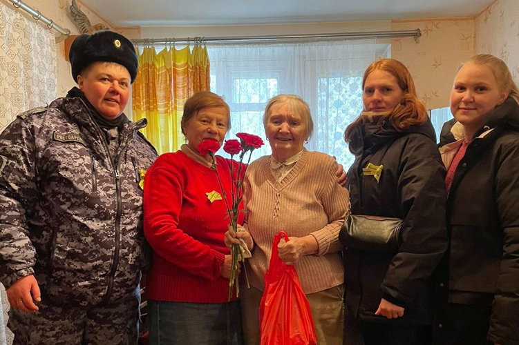 В Санкт-Петербурге сотрудники Росгвардии поздравили ветеранов вневедомственной охраны с 80-летием полного освобождения Ленинграда от фашистской блокады