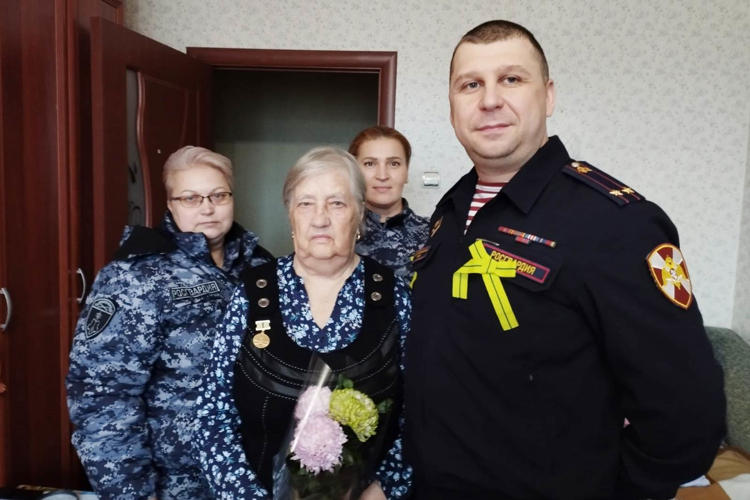 В Санкт-Петербурге сотрудники Росгвардии поздравили ветеранов вневедомственной охраны с 80-летием полного освобождения Ленинграда от фашистской блокады