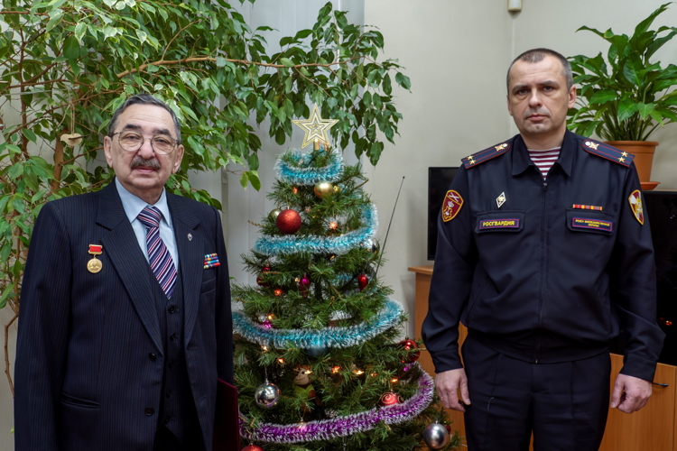 Руководитель регионального Управления вневедомственной охраны поздравил с наступающим Новым годом заслуженного ветерана сил правопорядка