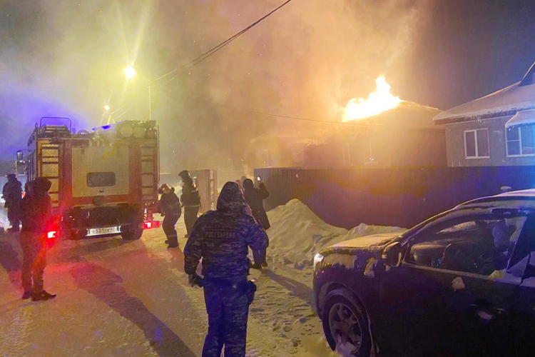 В поселке им.Свердлова сотрудники Росгвардии, обнаружив возгорание в частном доме, организовали эвакуацию граждан, в том числе детей
