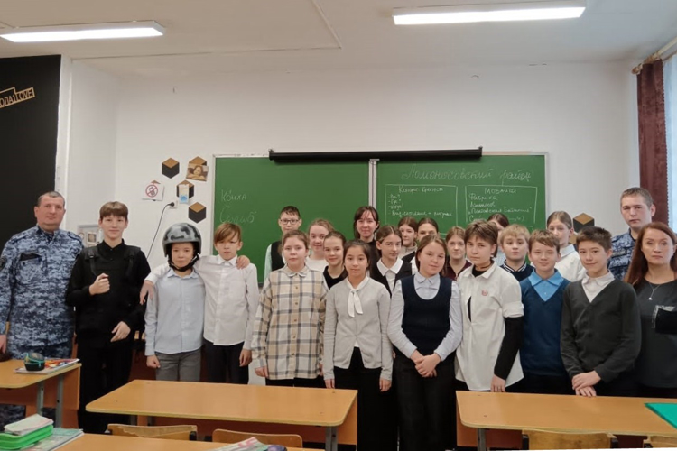 В Петербурге и Ленобласти сотрудники Росгвардии провели встречи с учащимися, посвященные Дню полного освобождения Ленинграда от фашистской блокады