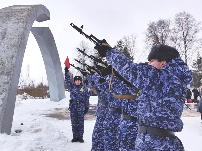 У мемориала "Разорванное кольцо" сотрудники и военнослужащие Росгвардии почтили память погибших защитников Ленинграда