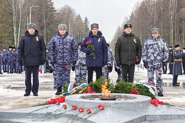 У мемориала "Разорванное кольцо" сотрудники и военнослужащие Росгвардии почтили память погибших защитников Ленинграда