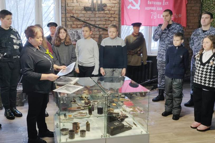 В Волхове сотрудники Росгвардии провели для школьников мероприятие, посвященное 80-летию полного освобождения Ленинграда от фашистской блокады
