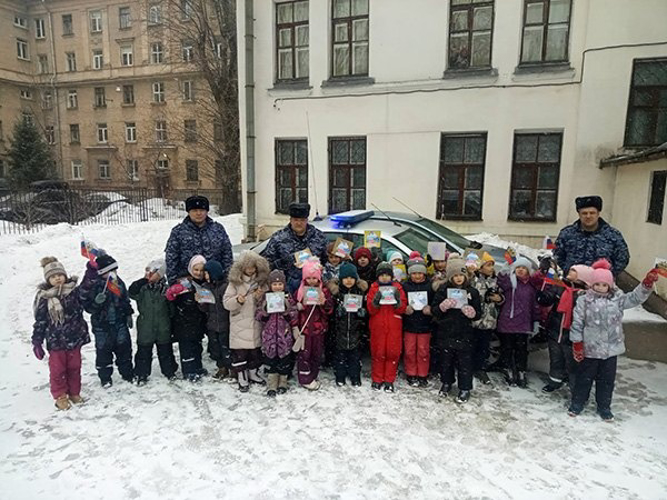 В Кировском районе воспитанники детского сада поздравили сотрудников Росгвардии с Днём защитника Отечества