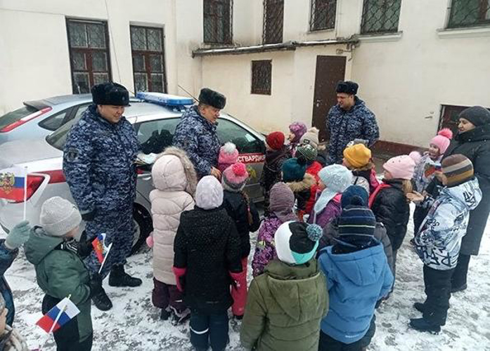 В Кировском районе воспитанники детского сада поздравили сотрудников Росгвардии с Днём защитника Отечества