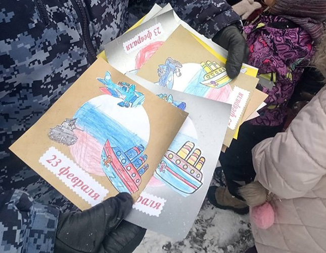 В Кировском районе воспитанники детского сада поздравили сотрудников Росгвардии с Днём защитника Отечества