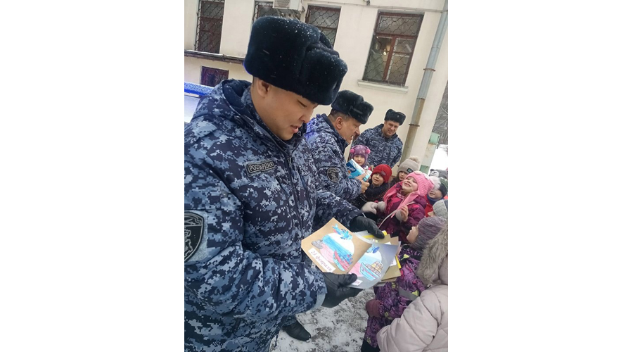 В Кировском районе воспитанники детского сада поздравили сотрудников Росгвардии с Днём защитника Отечества