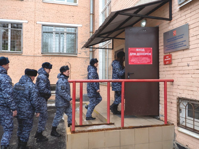 В Петербурге сотрудники Росгвардии сдали кровь для пациентов городских больниц