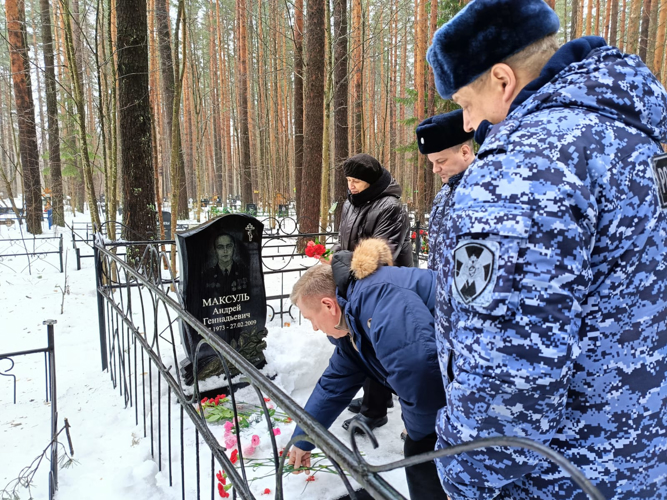Во Всеволожске сотрудники Росгвардии почтили память коллеги, погибшего при исполнении служебного долг