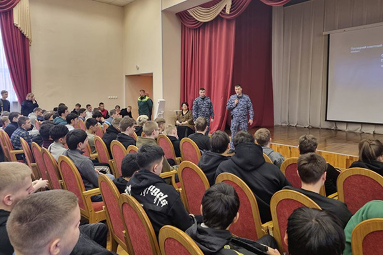 Сотрудники вневедомственной охраны Росгвардии провели урок мужества для студентов колледжа