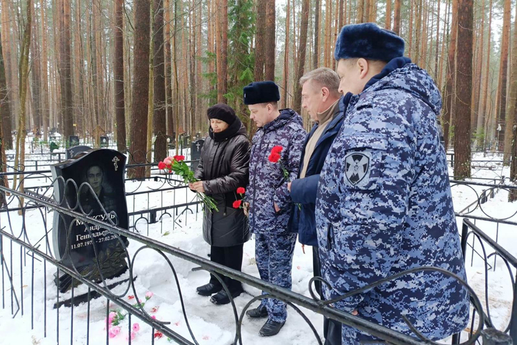 Во Всеволожске сотрудники Росгвардии почтили память коллеги, погибшего при исполнении служебного долг