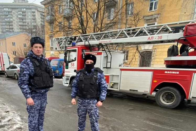 Во Фрунзенском районе сотрудники Росгвардии обнаружили возгорание в подъезде дома и приняли участие в эвакуации жильцов
