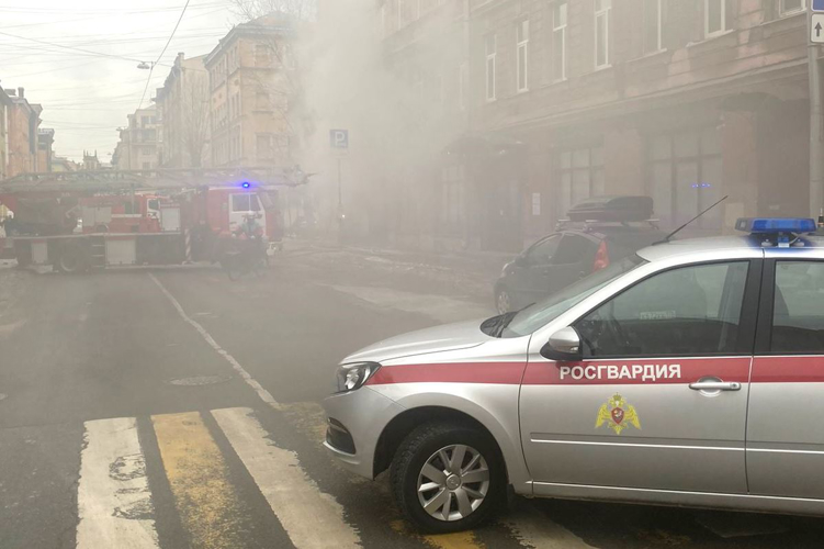 В Центральном районе сотрудники Росгвардии помогли эвакуировать жильцов дома, в том числе троих детей, во время пожара