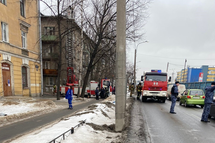 Во Фрунзенском районе сотрудники Росгвардии обнаружили возгорание в подъезде дома и приняли участие в эвакуации жильцов