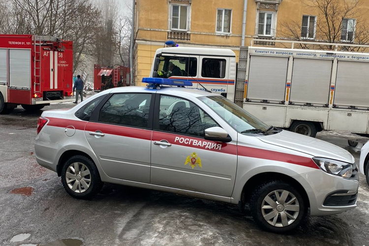 Во Фрунзенском районе сотрудники Росгвардии обнаружили возгорание в подъезде дома и приняли участие в эвакуации жильцов