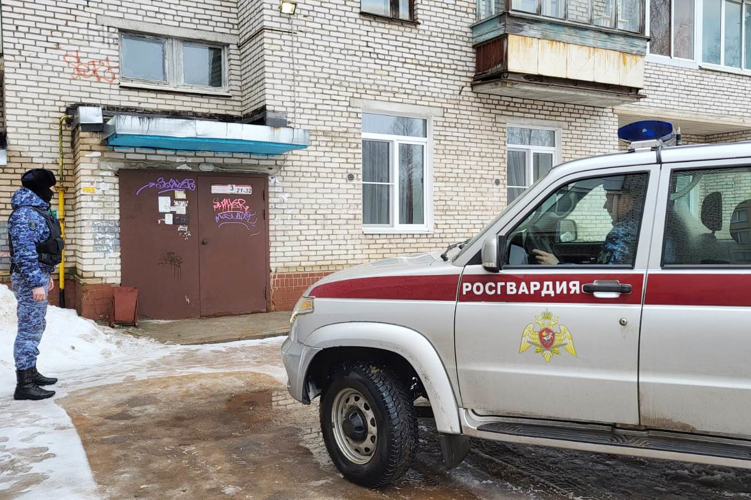 В Тихвине сотрудники Росгвардии задержали рецидивиста, ножом угрожавшего паре, приехавшей на помощь женщине