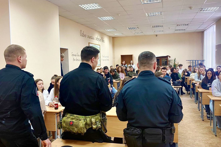 Представители спецподразделений ГУ Росгвардии провели встречу с учащимися колледжа