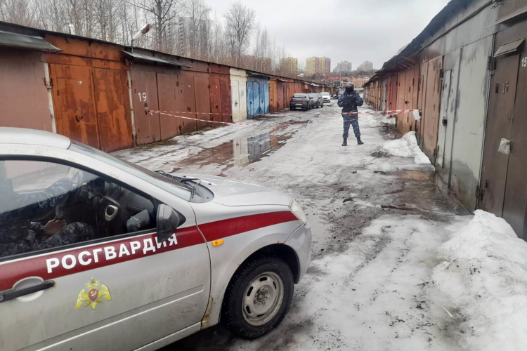 В Санкт-Петербурге взрывотехники ОМОН Росгвардии обследовали боеприпасы, обнаруженные у подозреваемого в покушении на убийство