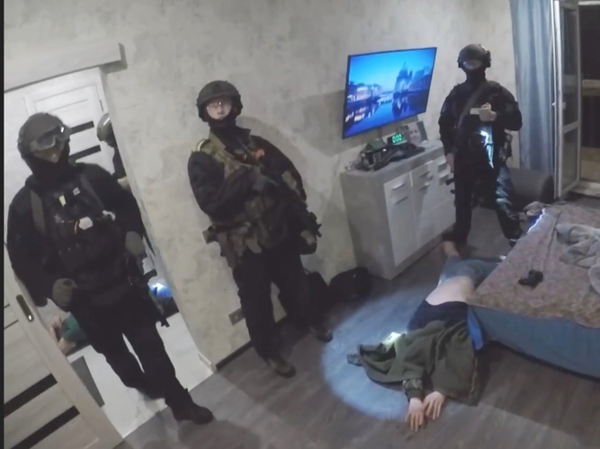 В Санкт-Петербурге сотрудники СОБР Росгвардии задержали двух граждан, стрелявших из автомата из окна квартиры