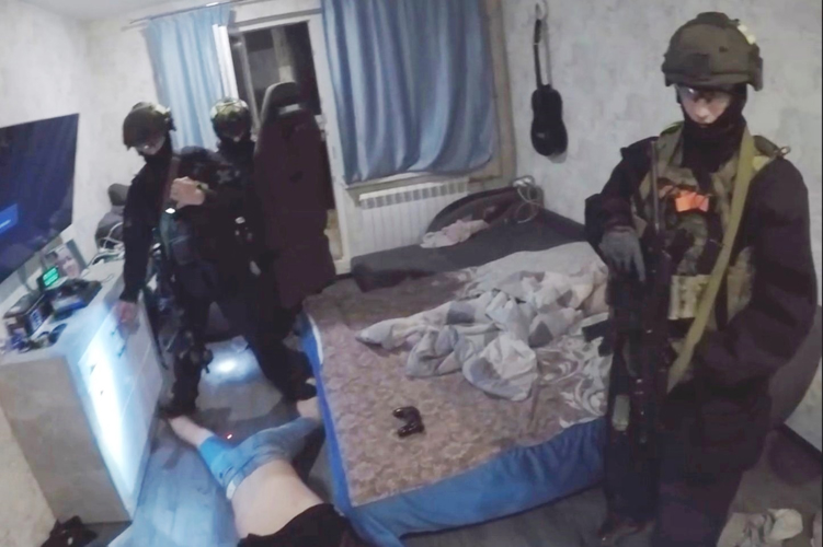 В Санкт-Петербурге сотрудники СОБР Росгвардии задержали двух граждан, стрелявших из автомата из окна квартиры