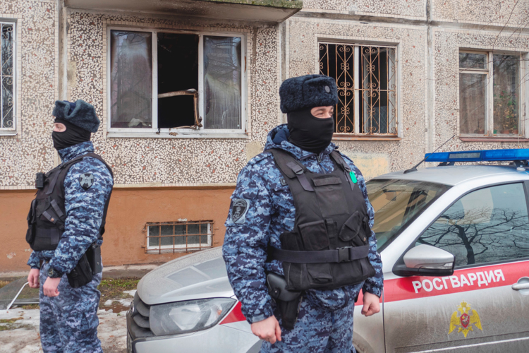 В Московском районе сотрудники Росгвардии приняли участие в эвакуации жильцов дома, в котором произошел пожар