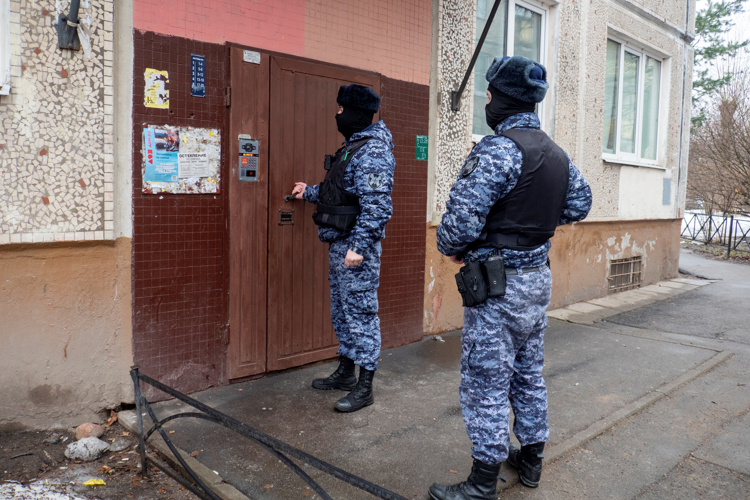 В Московском районе сотрудники Росгвардии приняли участие в эвакуации жильцов дома, в котором произошел пожар