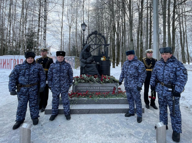 Во Всеволожске сотрудники Росгвардии приняли участие в открытии памятника «Ленинградская Мадонна»