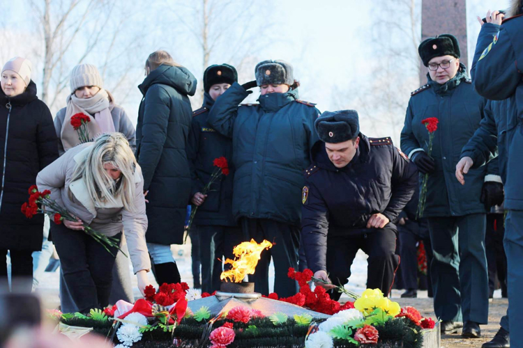 Сотрудники Росгвардии приняли участие в мероприятии, посвященном 80-летию освобождения Сланцевского района и города Сланцы от немецко-фашистских захватчиков