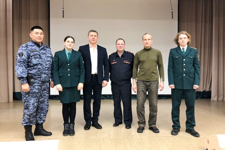В Санкт-Петербурге сотрудники Росгвардии провели мероприятия с молодёжью, посвященные Дню защитника Отечества