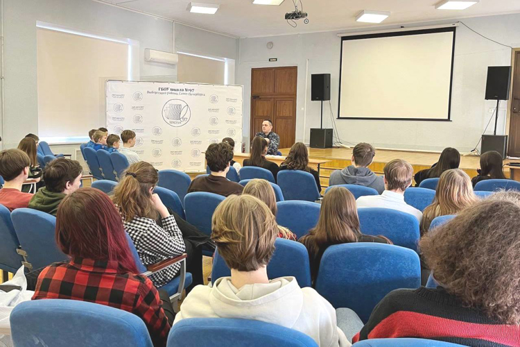 В Санкт-Петербурге сотрудники Росгвардии провели мероприятия с молодёжью, посвященные Дню защитника Отечества