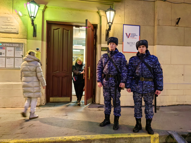 Ежедневно более 1,8 тысяч росгвардейцев обеспечивали правопорядок в Санкт-Петербурге и Ленинградской области во время выборов Президента России