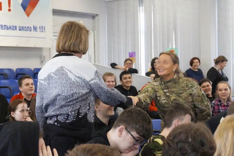 Сотрудники СОБР Главного управления Росгвардии провели урок мужества для школьников