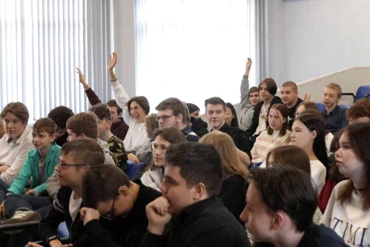Сотрудники СОБР Главного управления Росгвардии провели урок мужества для школьников
