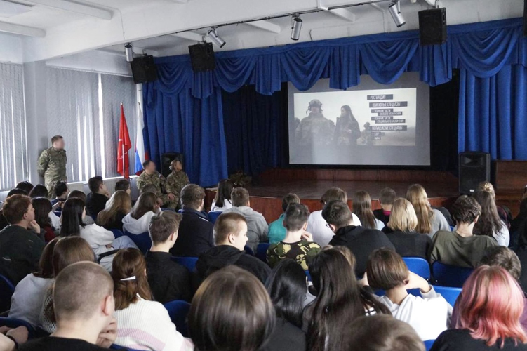 Сотрудники СОБР Главного управления Росгвардии провели урок мужества для школьников